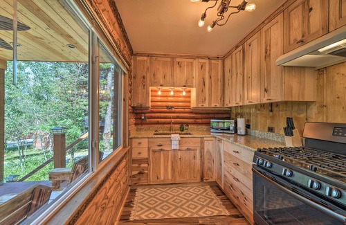 Alpine Kabine | Alpine Adventures: Cozy Log Cabin w/ Deck & Views!