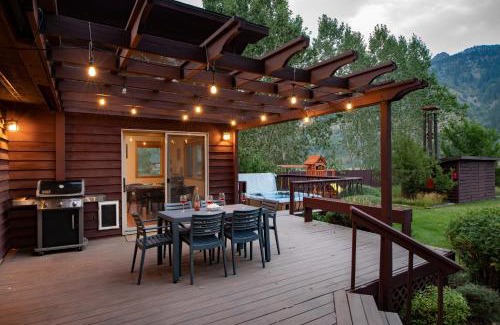 Alpine Haus | Alpine Highmark by KABINO Hot Tub Fire Pit Fully Fenced Backyard WiFi