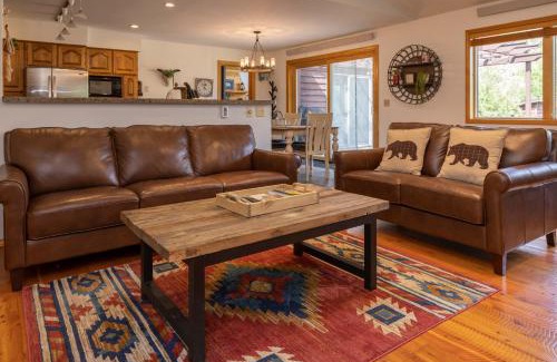 Alpine Haus | Alpine Highmark by KABINO Hot Tub Fire Pit Fully Fenced Backyard WiFi