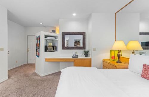 Century West Wohnung | Alpine Studio at Mount Bachelor Village Resort with Pool and Hot Tub