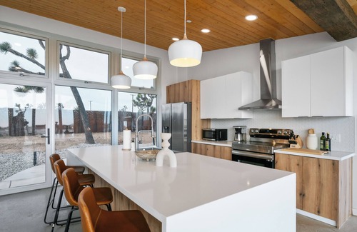 Yucca Valley Villa | Alto Yucca- Joshua Tree Modern Glass house with private pool