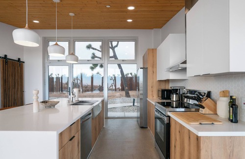 Yucca Valley Villa | Alto Yucca- Joshua Tree Modern Glass house with private pool