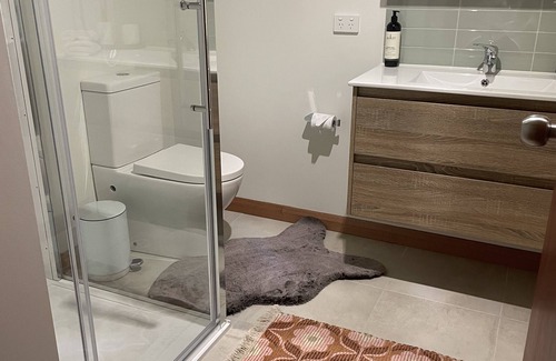 Collinsvale Sonstige | Amaroo with a view set on a 50 acre hobby farm .. Modern Deluxe Queen Studio.