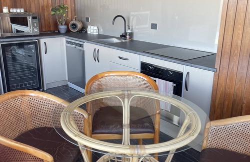 Collinsvale Sonstige | Amaroo with a view set on a 50 acre hobby farm .. Modern Deluxe Queen Studio.