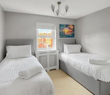 Newark Haus | Amaya Eight - Large 5 Bedroom - 3 Bathroom house - garden and driveway