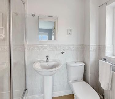 Newark Haus | Amaya Eight - Large 5 Bedroom - 3 Bathroom house - garden and driveway