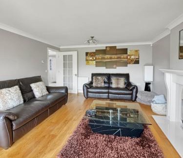 Newark Haus | Amaya Eight - Large 5 Bedroom - 3 Bathroom house - garden and driveway