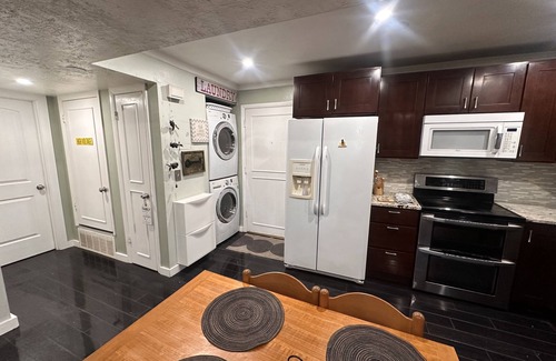 Salt Lake City Eigentumswohnung | Amazing, 1 1-bedroom condo close to the Airport, Downtown, and freeway access.