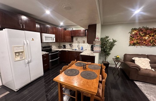 Salt Lake City Eigentumswohnung | Amazing, 1 1-bedroom condo close to the Airport, Downtown, and freeway access.