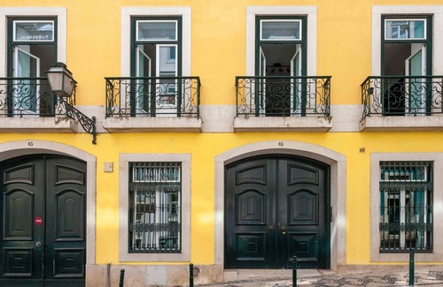 Chiado Wohnung | Amazing 2 bedroom, 2 bathrooms apartment in the heart Lisbon Chiado city center