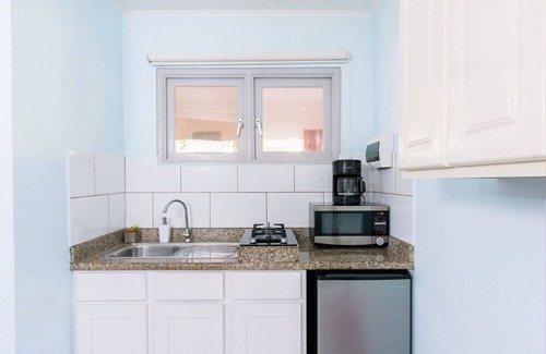 Boegoeroei Wohnung | Amazing 2BR 1BA w/ Pool~ Close to the Beach ~ BBQ!