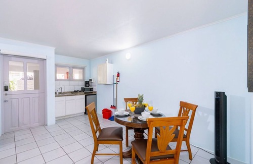 Boegoeroei Wohnung | Amazing 2BR 1BA w/ Pool~ Close to the Beach ~ BBQ!