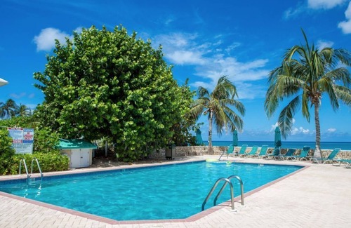 Seven Mile Beach Eigentumswohnung | Erstaunliche Aussicht ... Atemberaubende 3 Schlafzimmer Dachgeschosswohnung direkt am Wasser ...