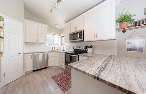 West Jordan Haus | Amazing 3 Bedrooms / 2 Bathrooms home with PRIVATE HOT TUB!!!