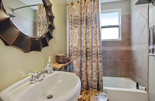 Fillmore Haus | Erstaunliche 5 Schlafzimmer Haus, 10 Personen, in der Nähe von Stadtpark!