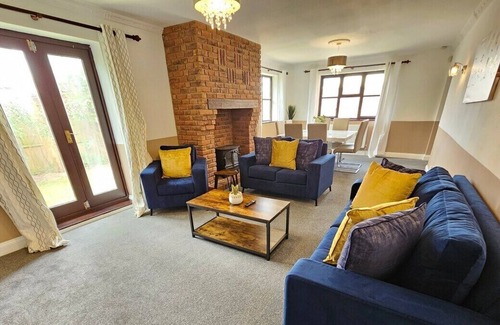 Basildon Haus | Amazing 6BR, Sleeps 10, Large Garden, Free Parking