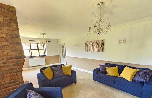 Basildon Haus | Amazing 6BR, Sleeps 10, Large Garden, Free Parking
