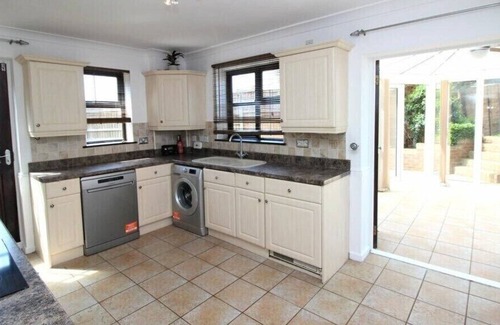Basildon Haus | Amazing 6BR, Sleeps 10, Large Garden, Free Parking