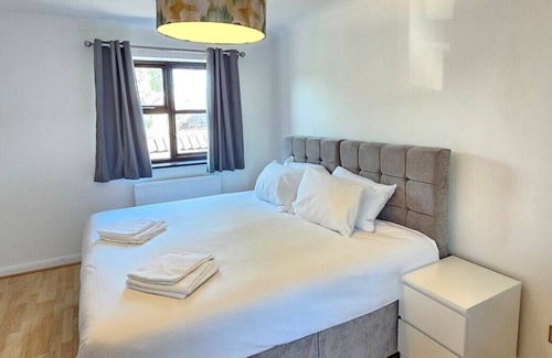 Basildon Haus | Amazing 6BR, Sleeps 10, Large Garden, Free Parking