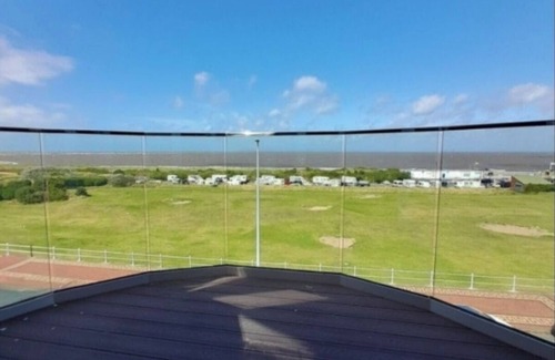 Fleetwood Haus | Amazing Balcony Seaview 5-bedroom house in delightful Fleetwood with WiFi