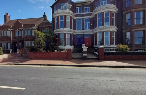 Fleetwood Haus | Amazing Balcony Seaview 5-bedroom house in delightful Fleetwood with WiFi