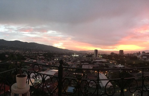 Mata Redonda Eigentumswohnung | Erstaunliche Sonnenuntergänge und Sonnenuntergänge, die Sie vom Bett aus sehen können. Zentrisch