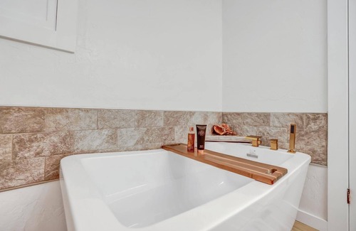 Hagerman Resort | AMAZING Luxury Retreat with Private fresh spring ponds & Sauna! Sleeps 23