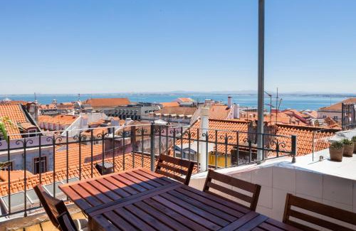 Encarnacao Wohnung | Amazing Rooftop Terrace With River And Historic City View 4 Bedrooms 4 bathrooms AC 19th Century Building Chiado