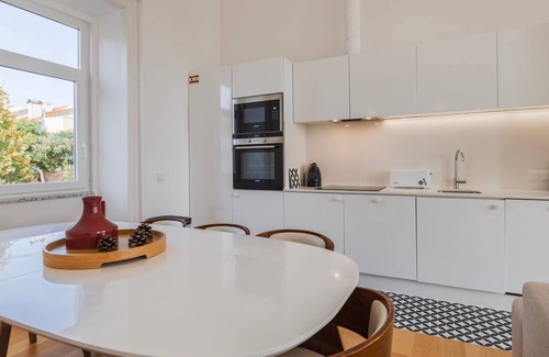 Santa Engracia Wohnung | Amazing Terrace River View Apartment by LovelyStay