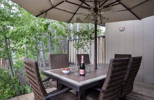 Lake Forest Eigentumswohnung | Erstaunliche gehobene Eigentumswohnung mit Pool, Hottub, Tennis, 65 "HD-TV, WLAN, zu Fuß in die Stadt ...