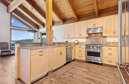 Arnold Haus | AMAZING VIEWS- MODERN HOME- SH #14 by Bear Valley Vacation Rentals