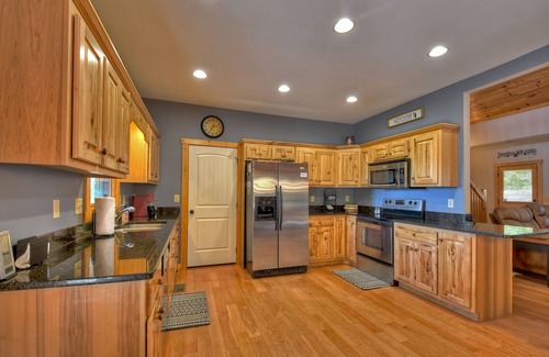 Talking Rock Kabine | Amber Sunsets dazzles with panoramic views, hot tub luxury, a custom firepit, screened porch, pool table, and pet-friendly hospitality!