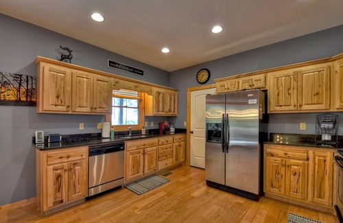 Talking Rock Kabine | Amber Sunsets dazzles with panoramic views, hot tub luxury, a custom firepit, screened porch, pool table, and pet-friendly hospitality!