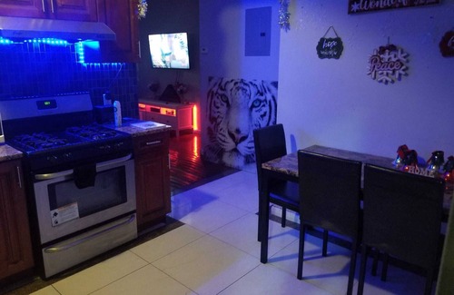 Queens Wohnung | Ambient 2BR/2BA For Groups - 15 Min to City