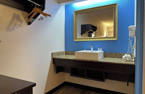 Flint Hotel | American Inn and Suites Bishop