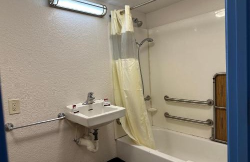 Flint Hotel | American Inn & Suites Bishop Airport Flint