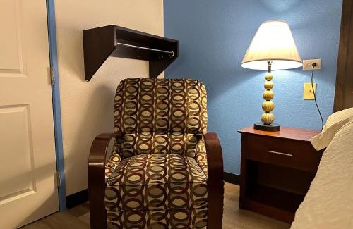 Flint Hotel | American Inn & Suites Bishop Airport Flint