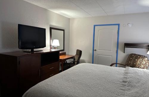 Flint Hotel | American Inn & Suites Bishop Airport Flint
