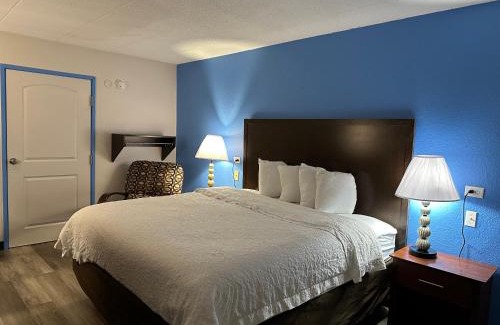 Flint Hotel | American Inn & Suites Bishop Airport Flint