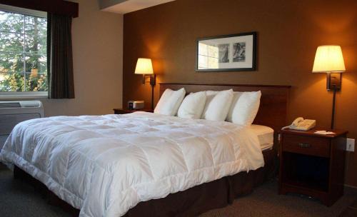 Charlevoix Hotel | AmericInn by Wyndham Charlevoix