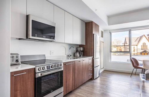 Central Square Wohnung | Ample Central Square 1BR w/ Gym, Doorman, Roof Deck