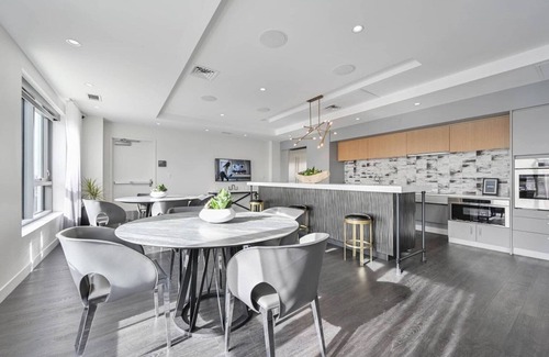 Central Square Wohnung | Ample Central Square 1BR w/ Gym, Doorman, Roof Deck