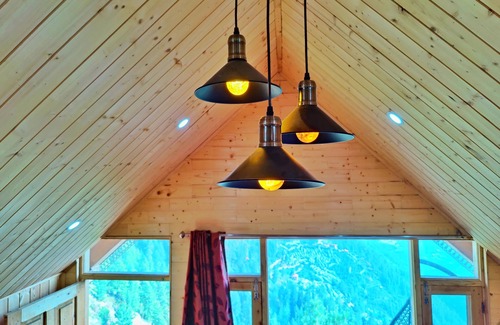 Narkanda Hütte | An Attic Magical Space -Duplex Room- King size bed
