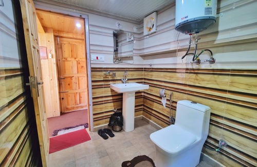 Narkanda Hütte | An Attic Magical Space -Duplex Room- King size bed