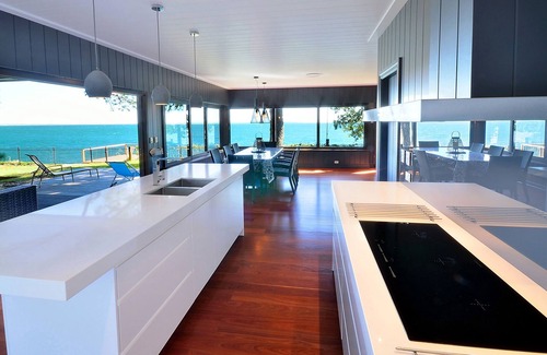 Amity Point Haus | An Awe-Inspiring Waterfront Retreat