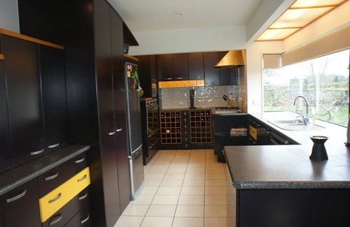 Whakatane Haus | Ein Haus im Executive-Stil, eingebettet in eine ruhige Sackgasse.