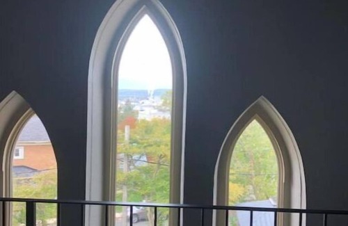 Desjardins Haus | Ancienne Église Pour un Séjour de Rêve au Coeur du Vieux-lévis!