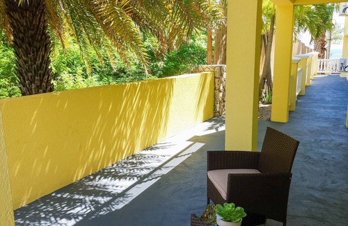 Bodden Town Wohnung | Andy's Inn 2 Bamboo Studio Suite - Charming Studio with beach access