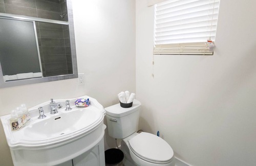 Bodden Town Wohnung | Andy's Inn 2 Bamboo Studio Suite - Charming Studio with beach access