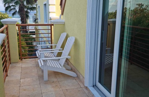 Bodden Town Wohnung | Andy's Inn 3 Loft Studio - Quaint, tranquil loft studio suite with beach access